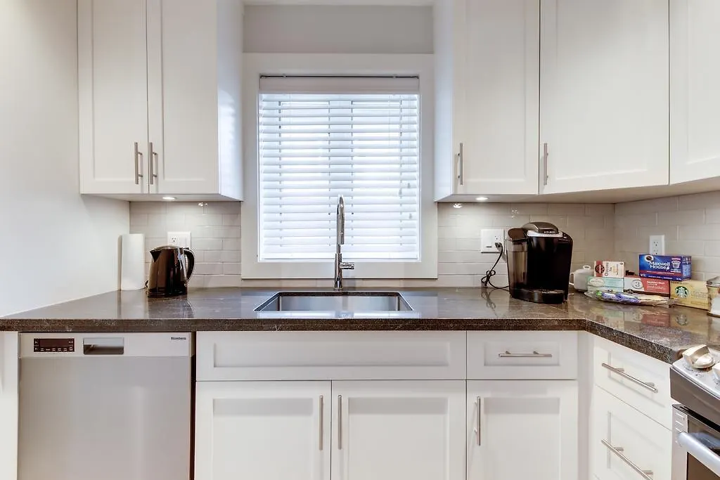 New Urban Modern Main Street House Villa Vancouver 0*,  Canada