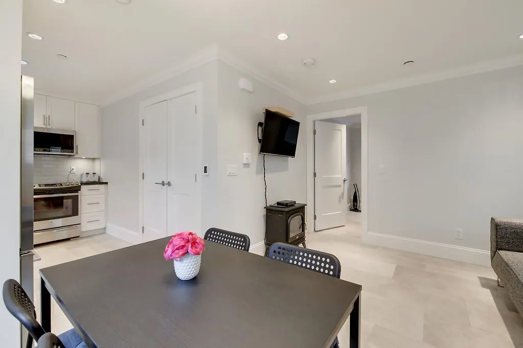 فيلا New Urban Modern Main Street House فانكوفر بيت للعطل